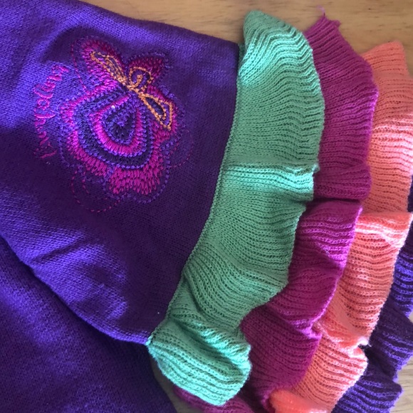 Girl’s ruffled scarf and matching hat - Picture 3 of 5